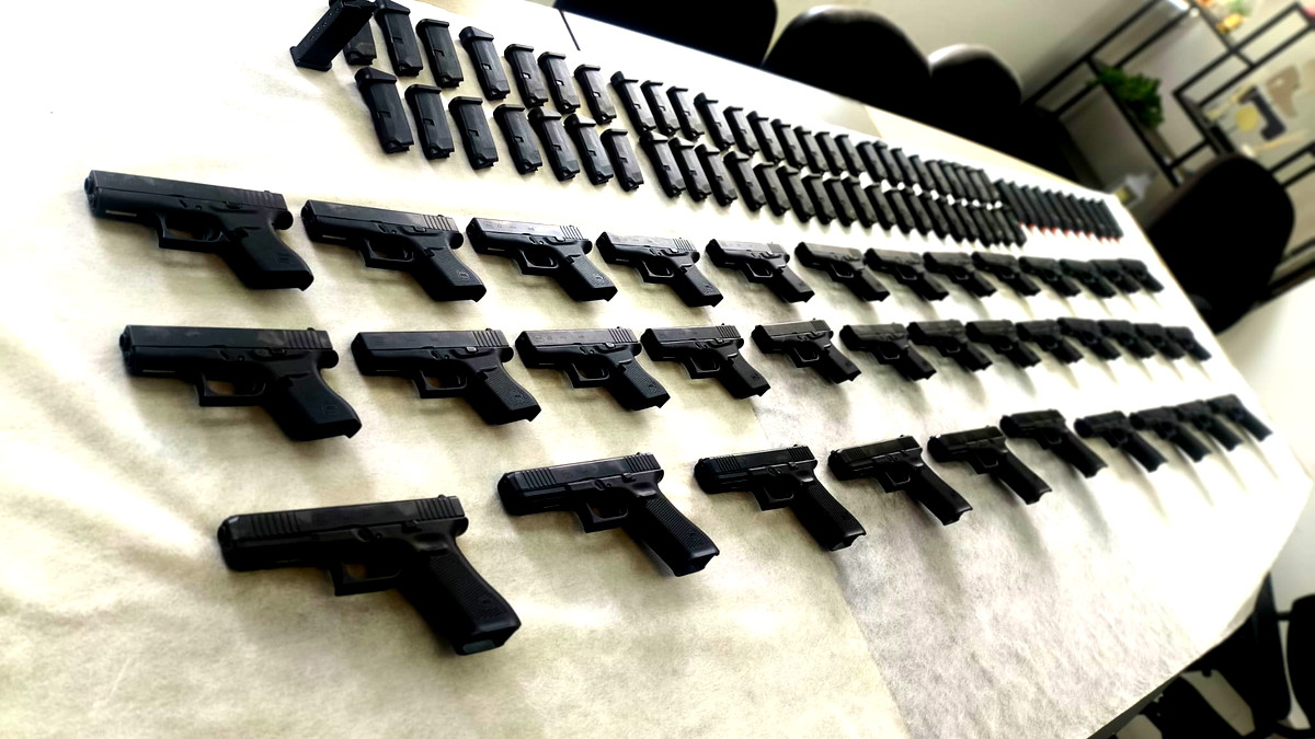 إحباط محاولة تهريب أسلحة من الأردن واتهام 3 أشخاص من النقب