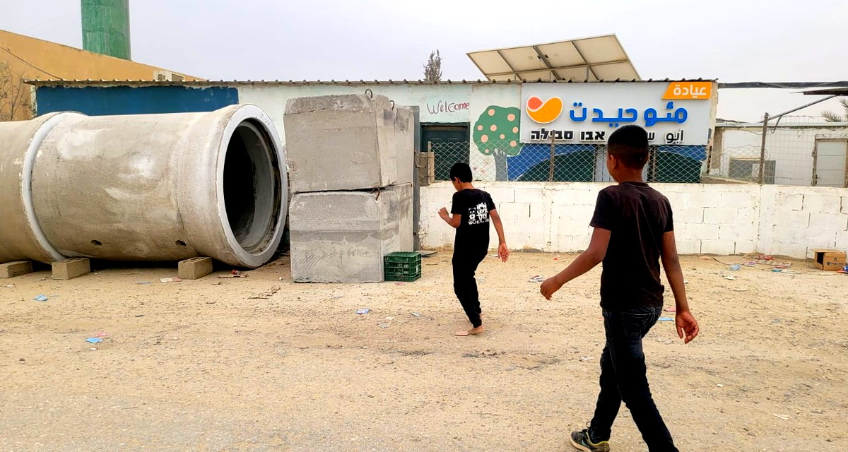 جمعيات تحذّر من فجوات الملاجئ في النقب وتطالب بتمويل عاجل لحماية المدارس في القرى غير المعترف بها