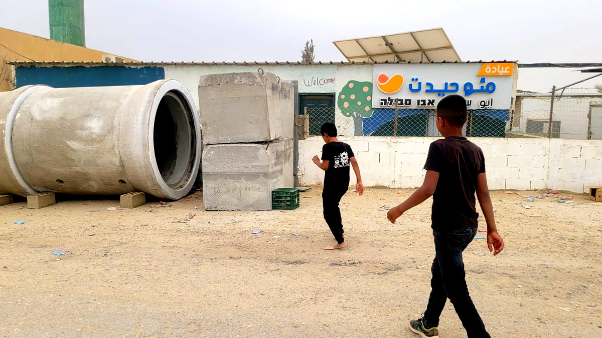 جمعيات تحذّر من فجوات الملاجئ في النقب وتطالب بتمويل عاجل لحماية المدارس في القرى غير المعترف بها