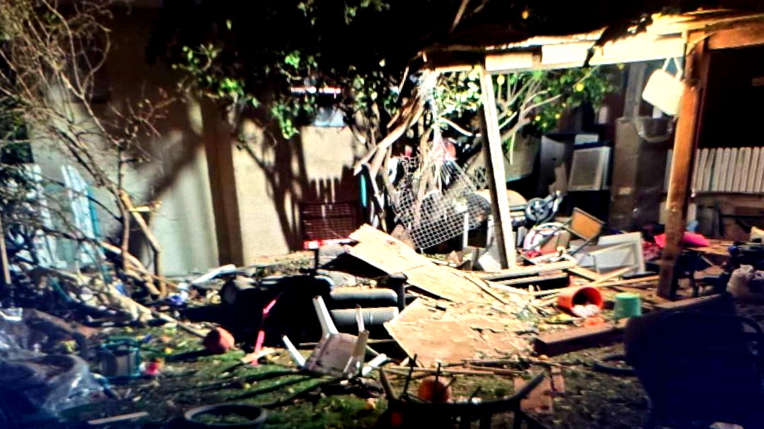 رشقة صاروخية من إيران تستهدف منطقة المركز.. وسقوط شظايا في عدة بلدات دون إصابات