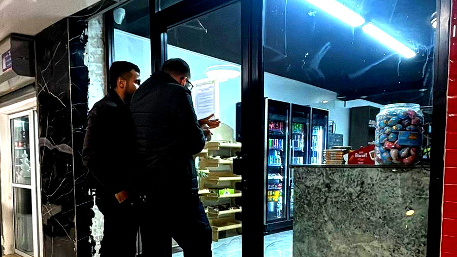 إغلاق مقهى في حورة بالنقب 30 يومًا بعد العثور على عامل فلسطيني بدون تصريح