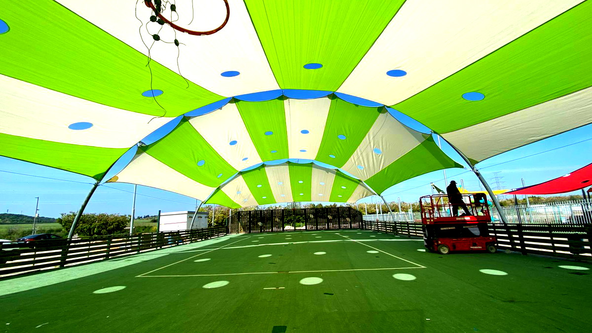 بلدية كفرقرع: استمرار أعمال تطوير وتظليل الملاعب في المدينة