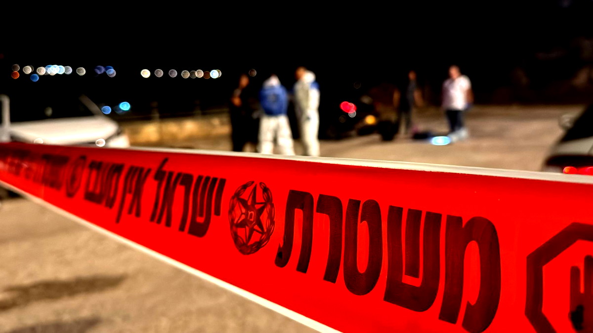 جريمة قتل في عكا: العثور على جثة رجل وعليها علامات عنف.. والشرطة تعتقل مشتبهاً به في مسرح الجريمة