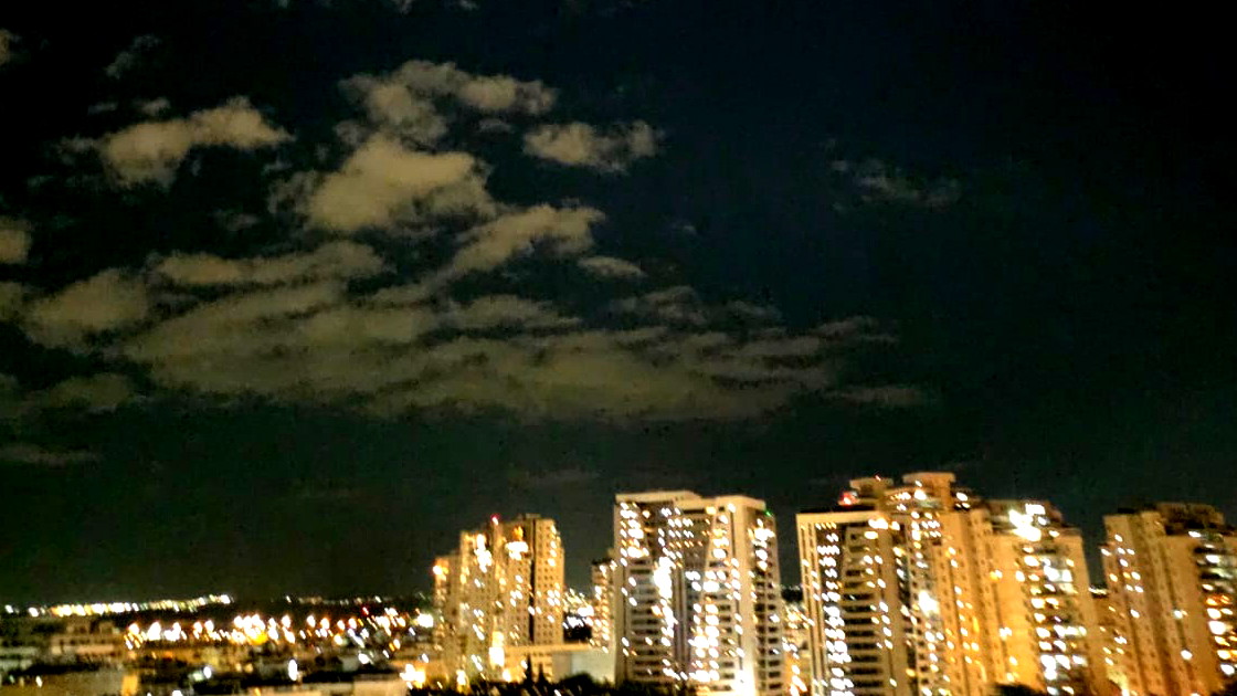 اعتراض رشقة صاروخية إيرانية استهدفت منطقتي المركز والجنوب دون وقوع إصابات