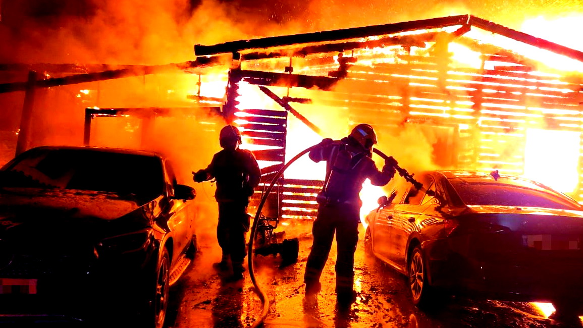 الزرازير: اندلاع حريق يلتهم كوخاً خشبياً (تسيمر) وسيارتين دون وقوع إصابات