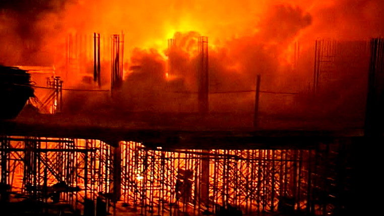 نير تسفي: جهود للسيطرة على حريق في موقف سيارات تحت الأرض قيد الإنشاء دون إصابات