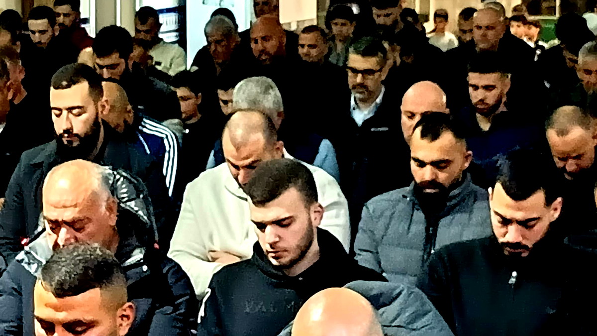 أجواء إيمانية ودعوات للسلام: إقامة صلاتي العشاء والتراويح في مسجد عثمان بن عفان بعرابة