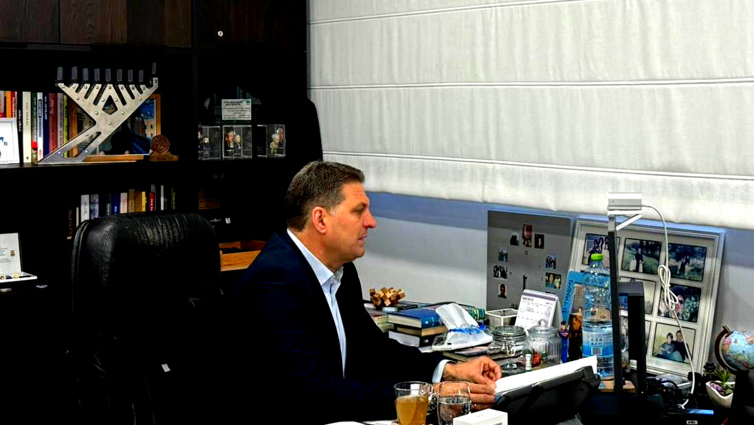 حاييم بيباس: العودة إلى المدارس بحذر وتدريجيًا وبما يتناسب مع إمكانيات الحماية لدى كل سلطة