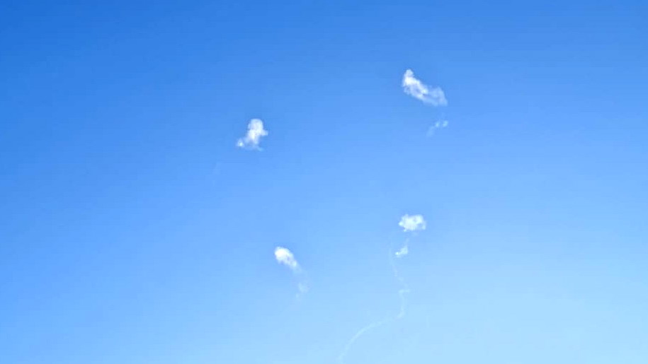 هجوم مزدوج: سقوط صواريخ من لبنان في منطقة تل أبيب واعتراض رشقة إيرانية دون إصابات