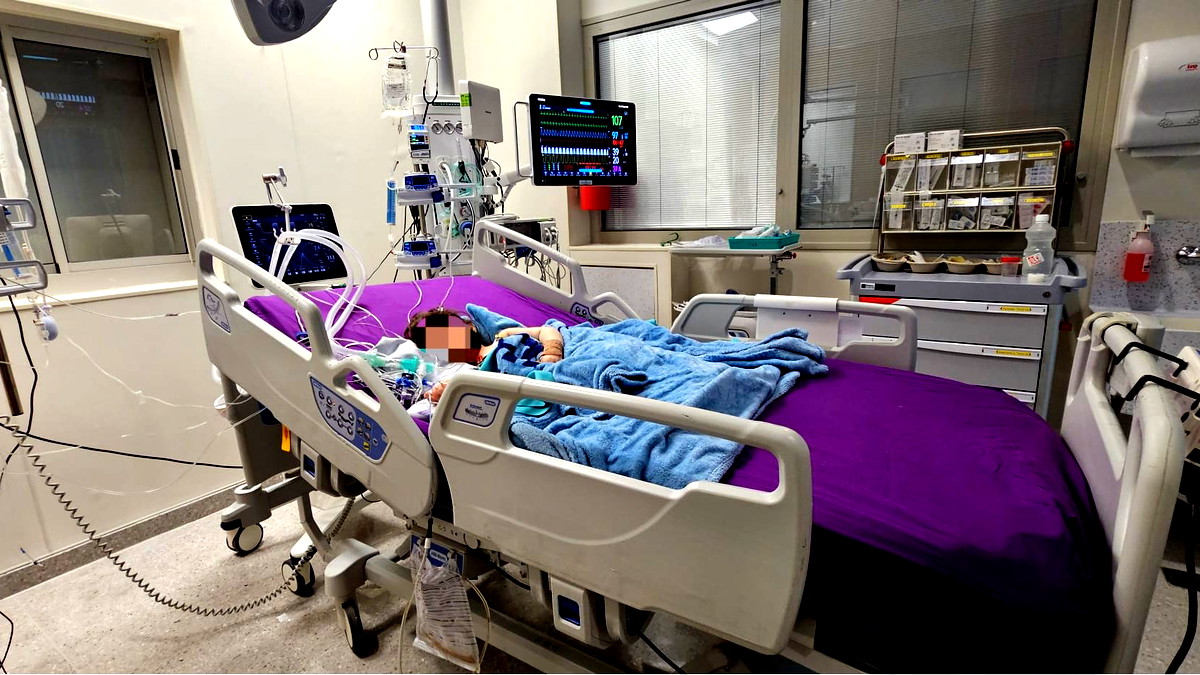 حل معضلة طبية لطفلة (3 سنوات)- إجراء جراحة طارئة في المركز الطبي تسفون (بوريا) تزامنًا مع دوي صفارات الإنذار