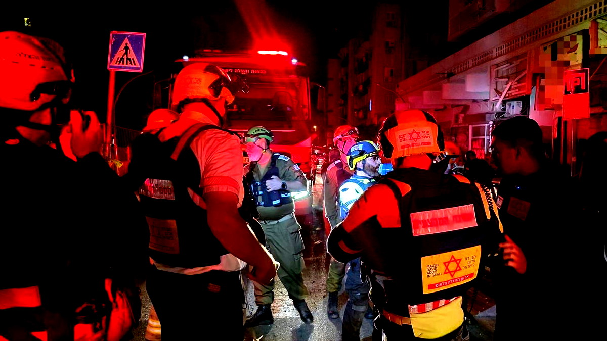 هجوم صاروخي إيراني واسع: استخدام صاروخ "منشطر" باتجاه المركز وإصابة طفيفة في ريشون لتسيون