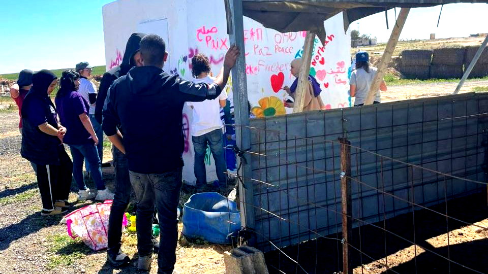 نصب أولى الملاجئ في القرى غير المعترف بها في النقب| نقف معًا: "الحملة مستمرة لتوفير المزيد من الغرف الآمنة"