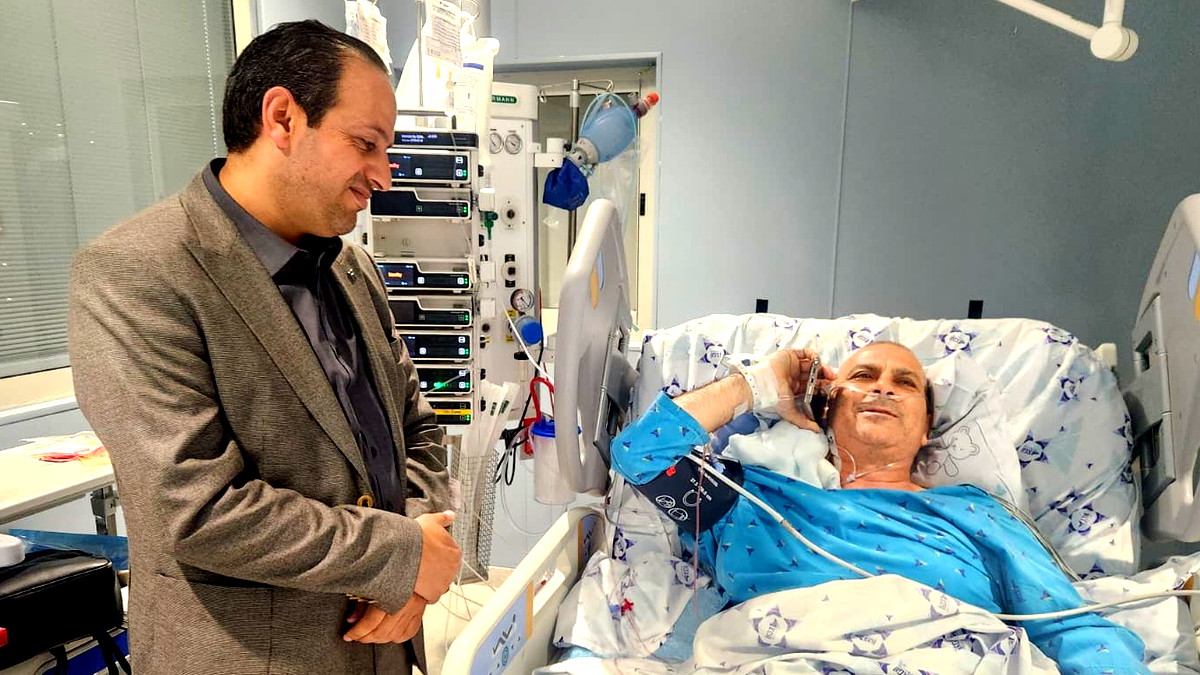 النائب سمير بن سعيد يزور د. احمد نصار في المستشفى: معنوياته عالية لابعد الحدود 