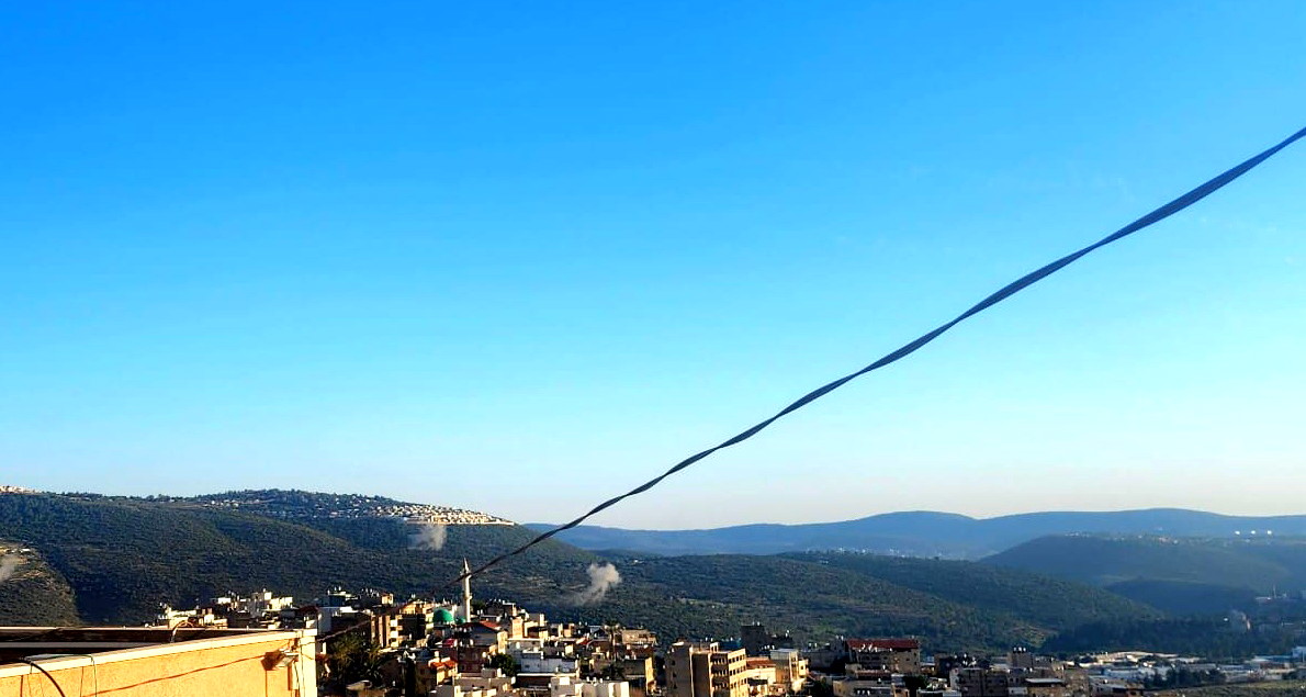 صافرات الإنذار في كرمئيل ومناطق الجليل إثر إطلاق رشقة صاروخية من لبنان