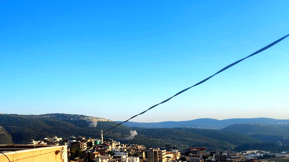 صافرات الإنذار في كرمئيل ومناطق الجليل إثر إطلاق رشقة صاروخية من لبنان