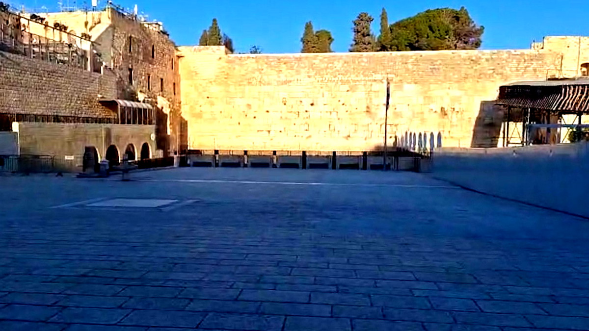  الشرطة تواصل تقييد الوصول للأماكن المقدسة بالقدس وتشترط وجود أماكن محصنة للصلاة