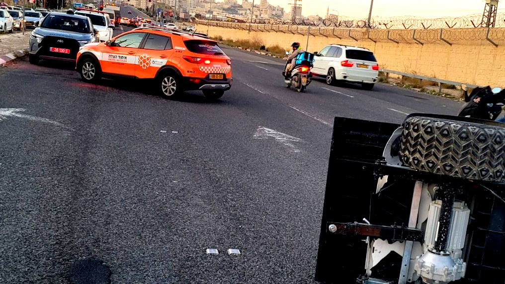 العيسوية: إصابة متوسطة لرجل (50 عامًا) كان يقود مركبة خدمية في حادث طرق