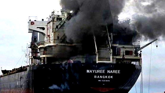 اشتعال النيران في سفينة بمضيق هرمز