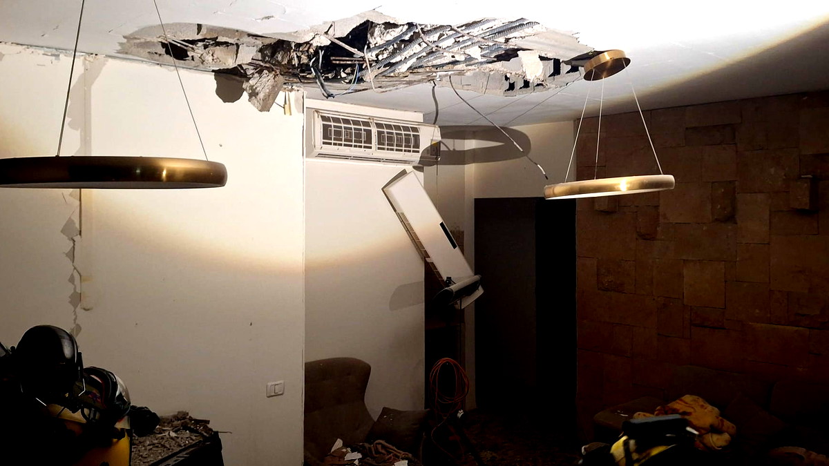 إصابة 5 أشخاص إثر سقوط صاروخ مباشر على منزل في قرية البعنة