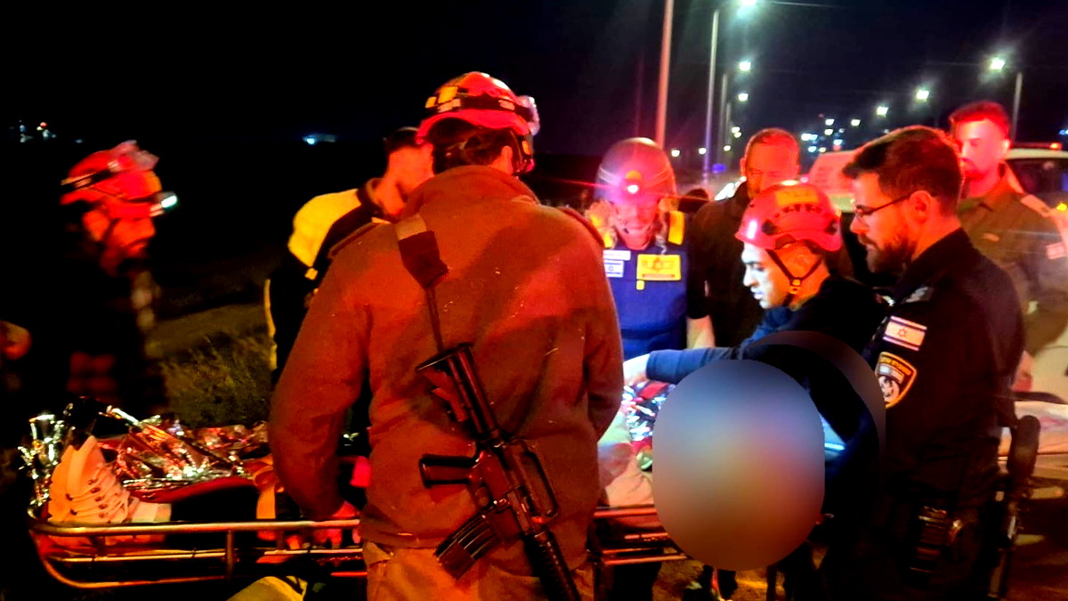 إنقاذ امرأة سقطت في قناة عميقة على شارع 79 أثناء دوي صافرات الإنذار