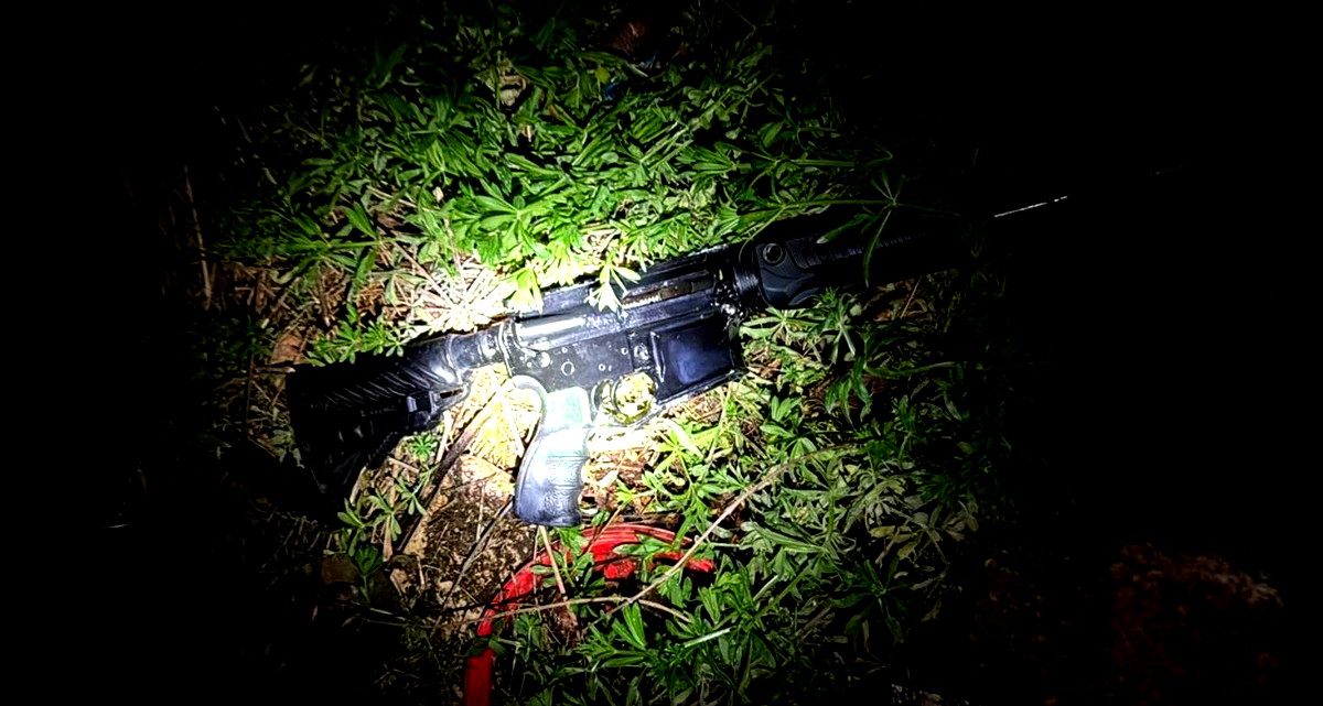 طوبا الزنغرية: اتهام شاب (22 عامًا) بحيازة M-16 ومحاولة الاختباء داخل مرحاض الجيران