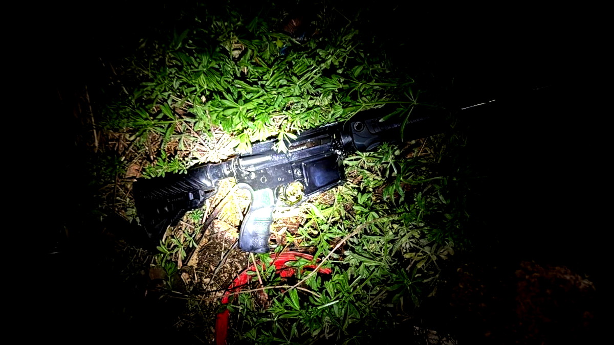 طوبا الزنغرية: اتهام شاب (22 عامًا) بحيازة M-16 ومحاولة الاختباء داخل مرحاض الجيران