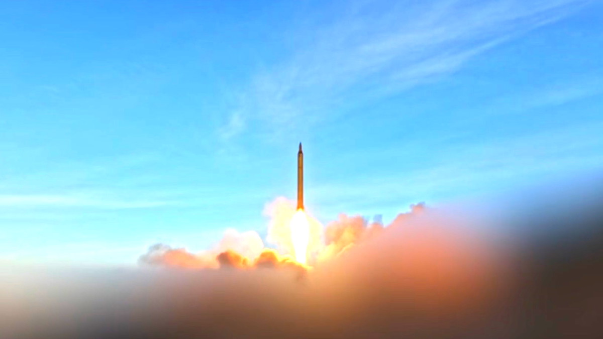  الحرس الثوري الإيراني: أطلقنا أكثر من 10 صواريخ باليستية برؤوس حربية تزن أكثر من طن وصواريخ فتاح فرط صوتية