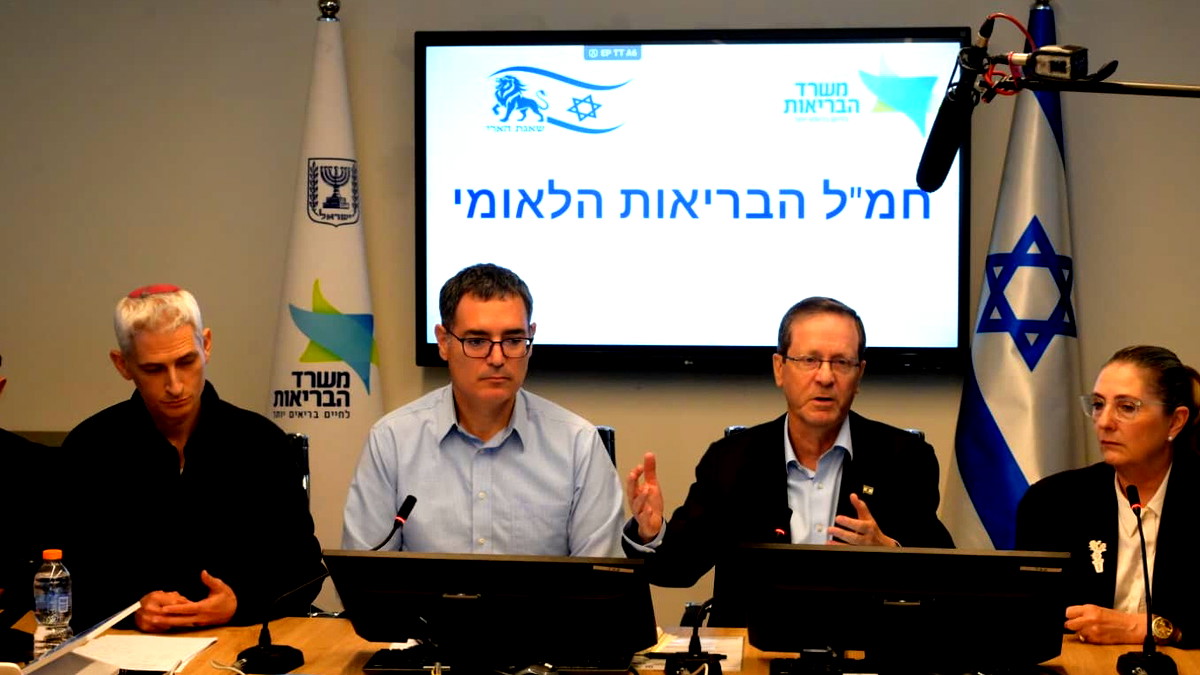 رئيس الدولة وزوجته يزوران غرفة الطوارئ الصحية الوطنية