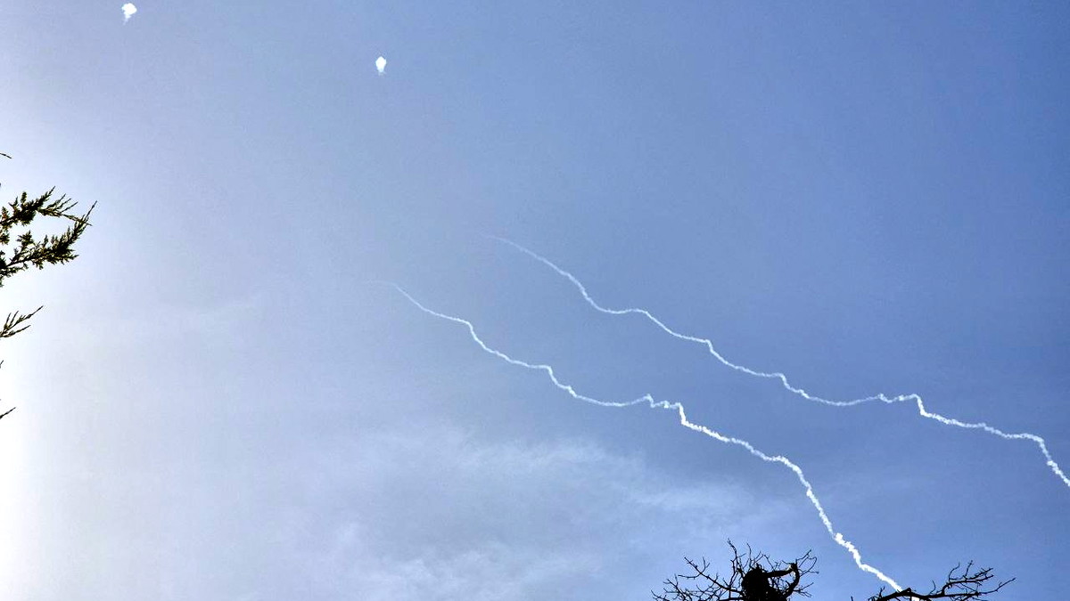 صفارات الإنذار تدوي في مناطق واسعة بالبلاد بعد إطلاق صواريخ من إيران ولبنان