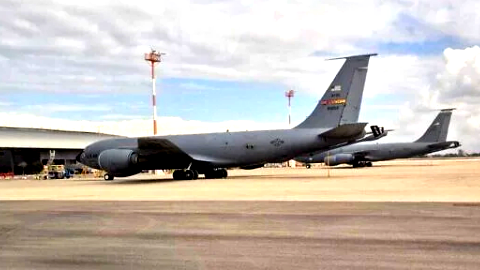 حادث جوي: تحطم طائرة عسكرية أمريكية لتزويد الوقود في العراق وجهود مستمرة لإنقاذ طاقمها