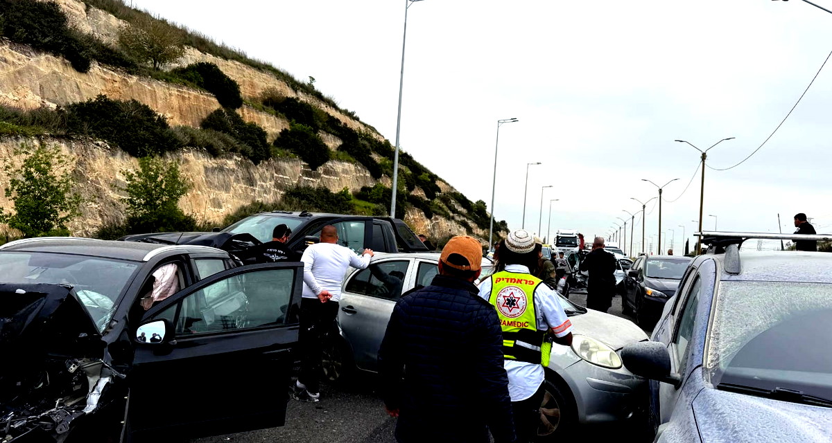 6 إصابات بينهم مصابان بحالة خطيرة جرّاء حادث تصادم بين 7 مركبات على شارع 6 قرب كفر قرع