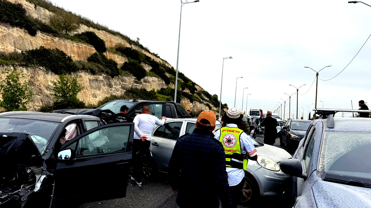 6 إصابات بينهم مصابان بحالة خطيرة جرّاء حادث تصادم بين 7 مركبات على شارع 6 قرب كفر قرع