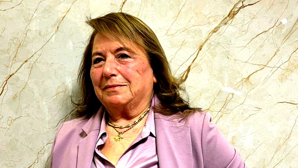 موشحات للأُم بتِبقي ٱلْمِواسِمَ الْخَضْرا 