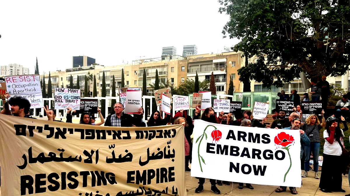 أكثر من 200 متظاهر في تل أبيب للمطالبة بوقف الحرب على إيران ولبنان