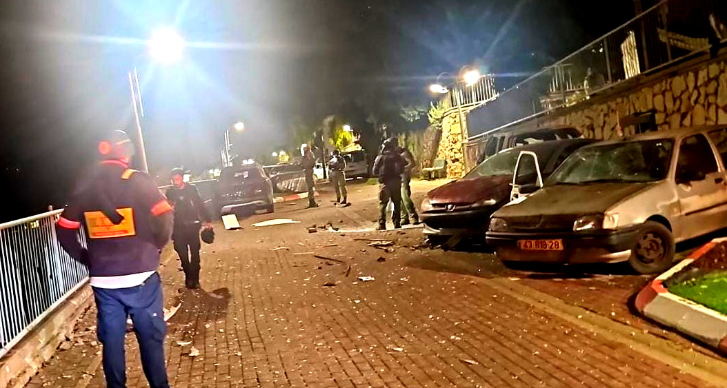 أضرار مادية في مركبات ببلدة "حتسور هجليليت" إثر صواريخ أُطلقت من لبنان