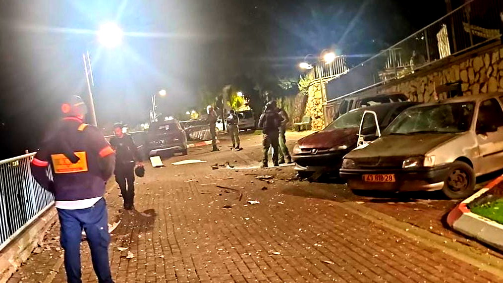 أضرار مادية في مركبات ببلدة "حتسور هجليليت" إثر صواريخ أُطلقت من لبنان