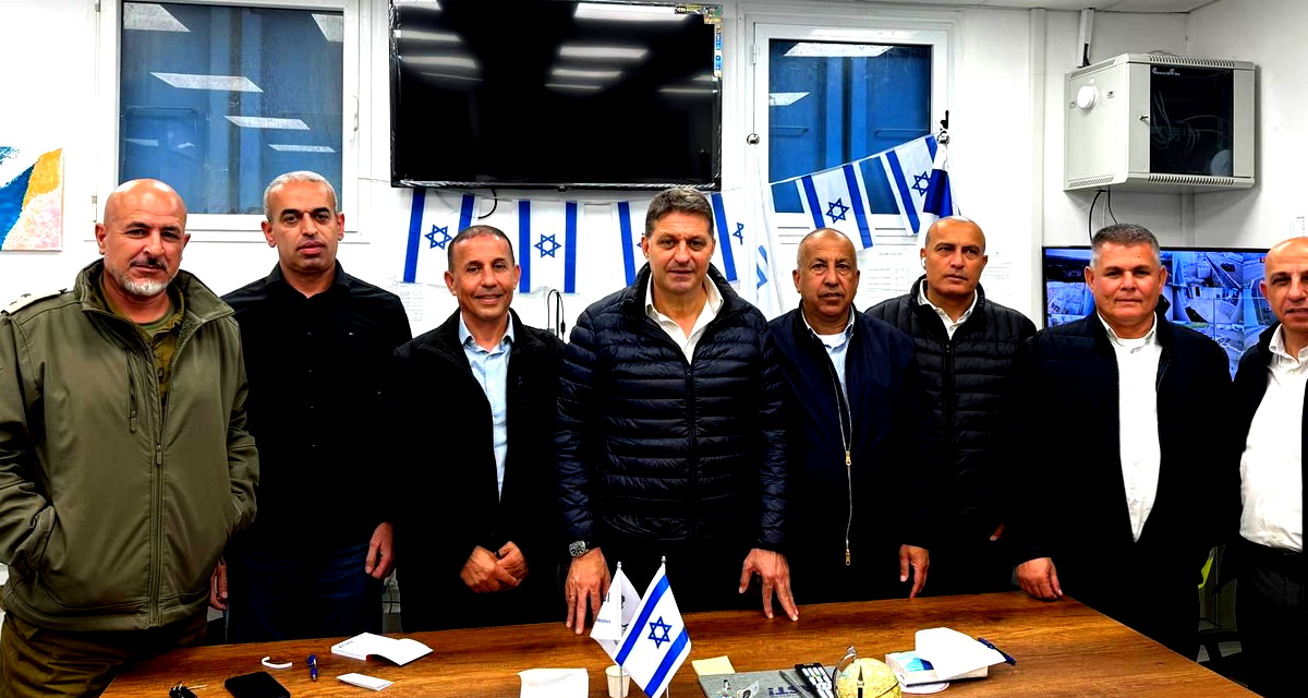 حاييم بيباس يتفقد موقع سقوط الصاروخ في الزرازير ويُعلن عن ميزانية دعم طارئة للمجلس المحلي 