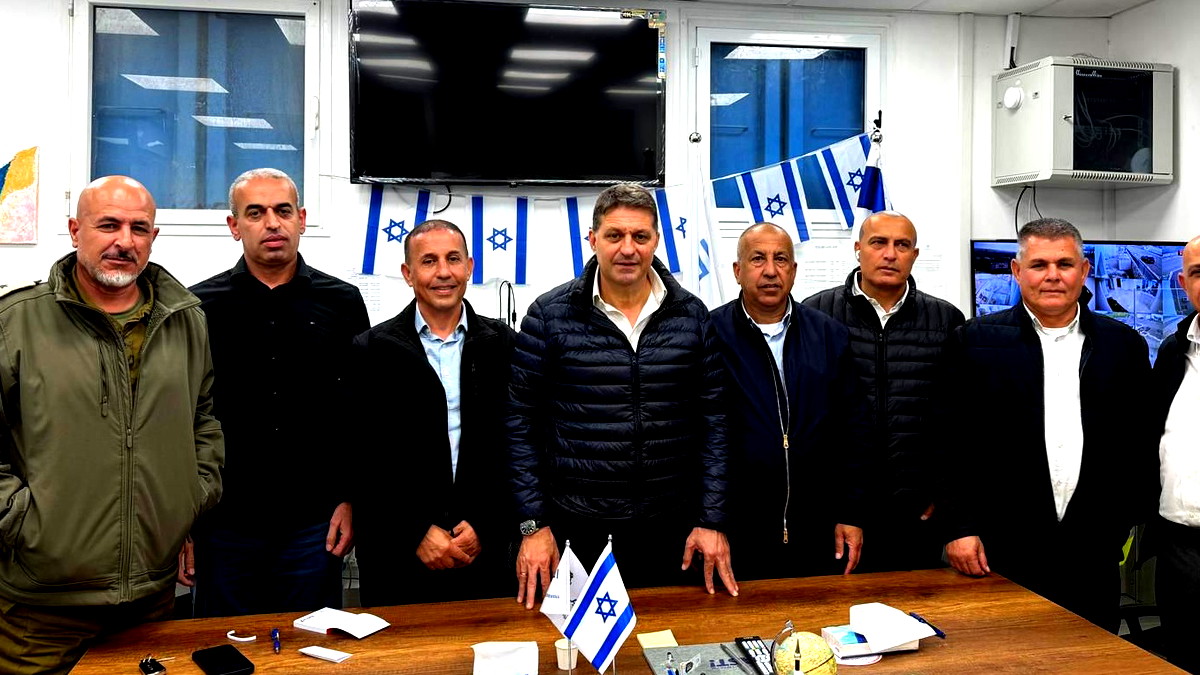 حاييم بيباس يتفقد موقع سقوط الصاروخ في الزرازير ويُعلن عن ميزانية دعم طارئة للمجلس المحلي