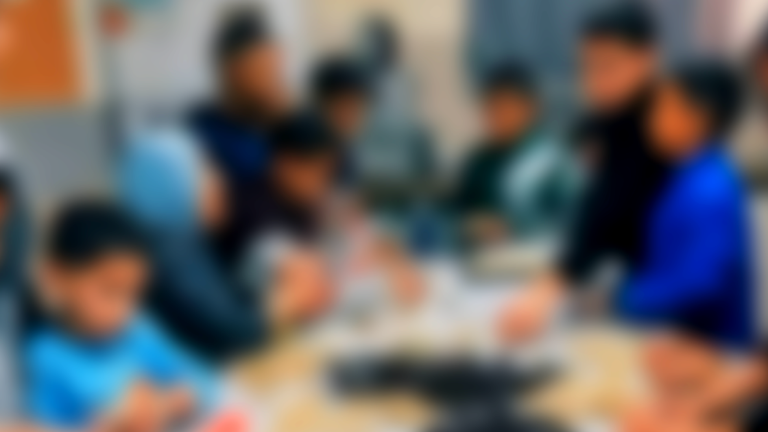 مبادرة إنسانية دافئة: متطوعون يصنعون "كعك العيد" مع أطفال فاقدين للسند العائلي