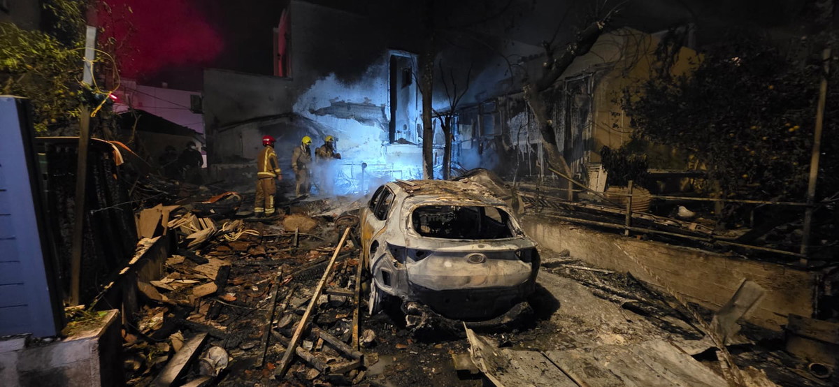 إصابات في نهاريا بعد سقوط صاروخ أُطلق من لبنان على مبنى سكني