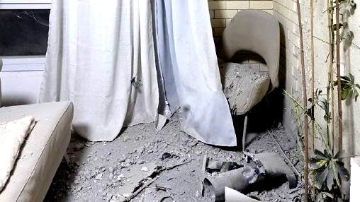 أضرار بالغة: إصابة مباشرة لمنزل في كرمئيل بعد الصواريخ من لبنان