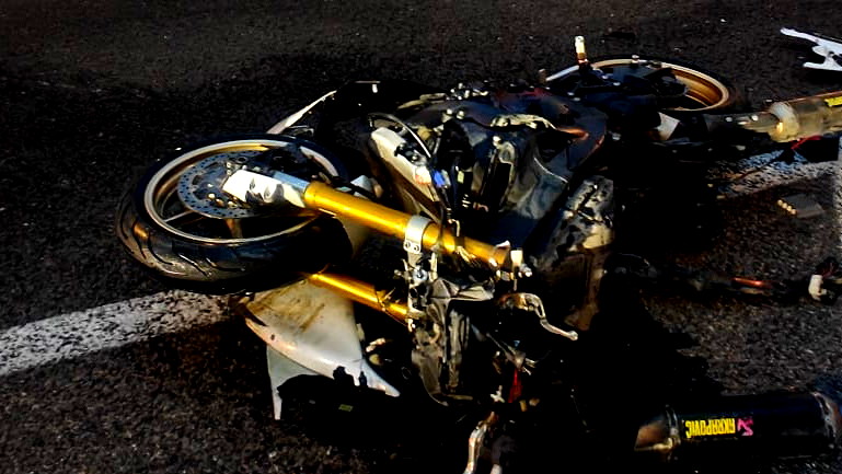 حادث انزلاق دراجة نارية مروع على شارع 9 قرب الخضيرة: إصابة سائق (35 عاماً) بجراح بالغة الخطورة