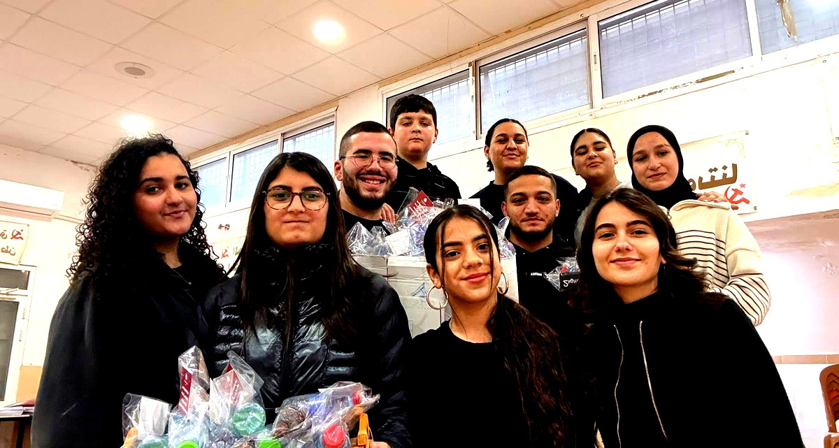 مبادرة تضامنية في أم الفحم: الشبيبة الشيوعية توزع الماء والتمر على العمال المتأخرين عن الإفطار