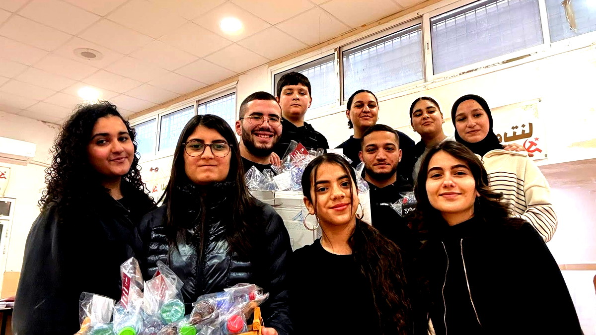 مبادرة تضامنية في أم الفحم: الشبيبة الشيوعية توزع الماء والتمر على العمال المتأخرين عن الإفطار