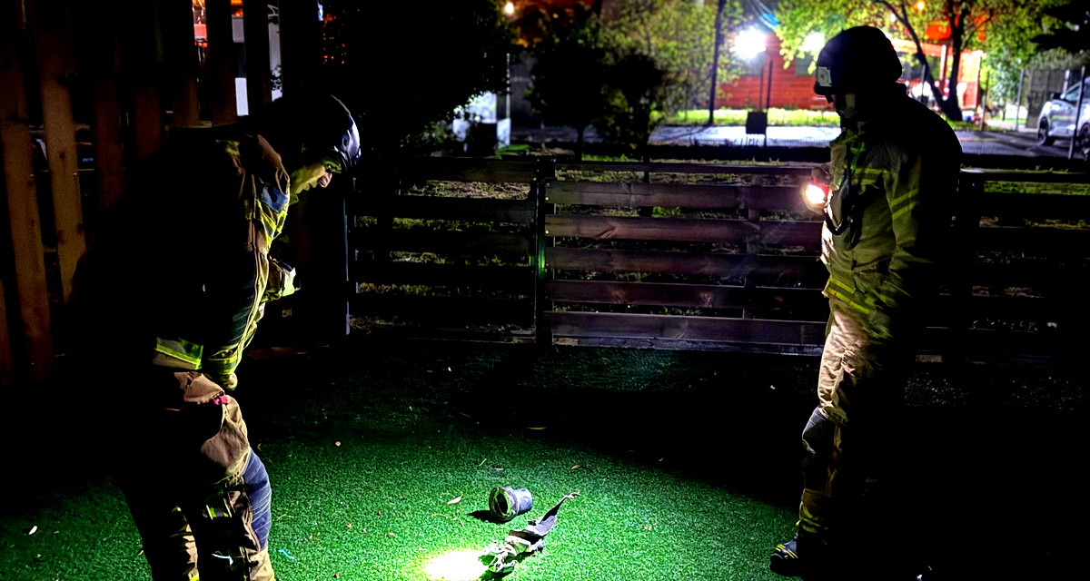 العثور على شظايا صاروخية داخل مبنى في "كريات شمونة" وطواقم الإطفاء تهرع للمكان