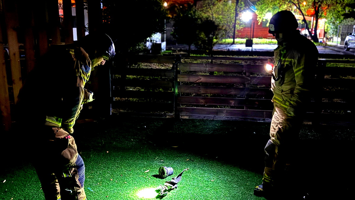 العثور على شظايا صاروخية داخل مبنى في "كريات شمونة" وطواقم الإطفاء تهرع للمكان