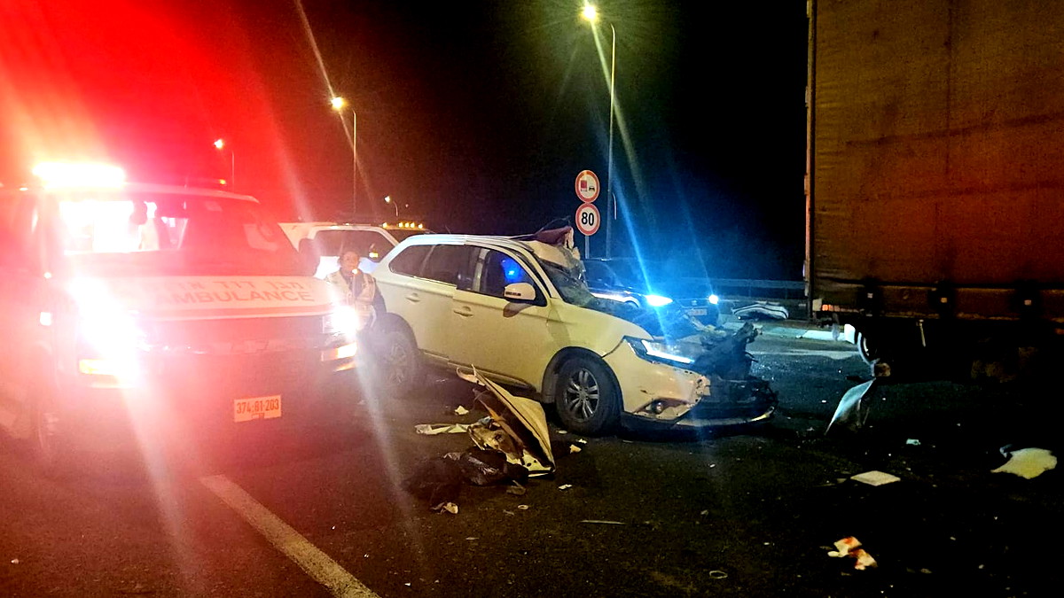 حادث طرق مروع على شارع 40 بالنقب: إصابة شابتين بجراح خطيرة في اصطدام شاحنة بمركبة