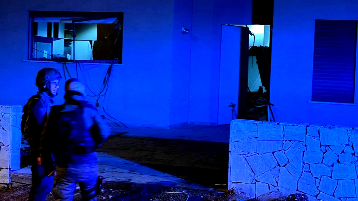 الغرفة المحصنة أنقذت حياتهم: دمار هائل في منزل ببلدة بالجنوب إثر الهجوم الإيراني