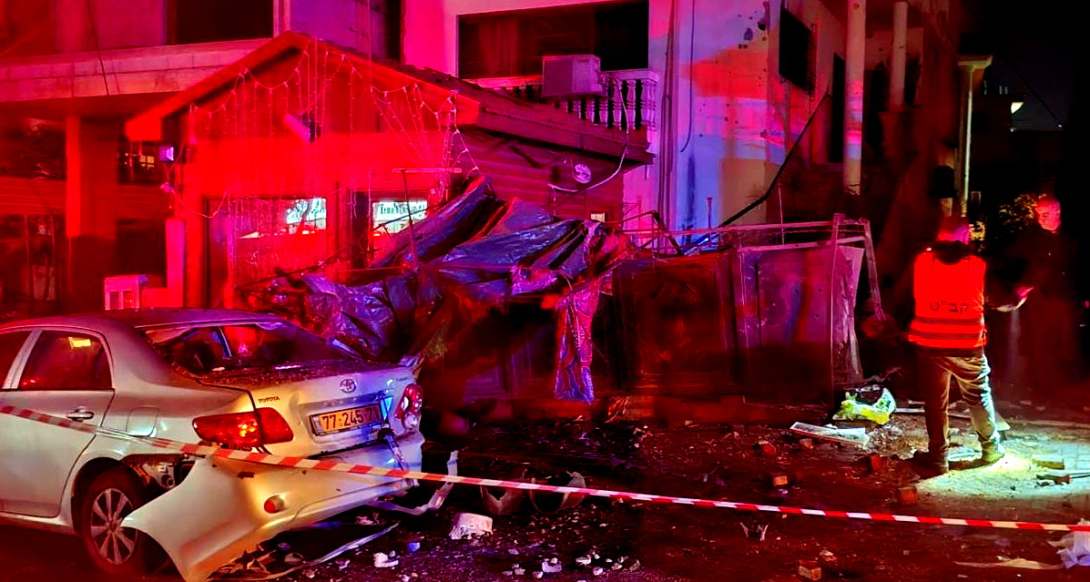 رمات غان: مقتل مسنّين إثر سقوط صاروخ مباشر واصابة اخرين في مواقع متخلفة بالمركز