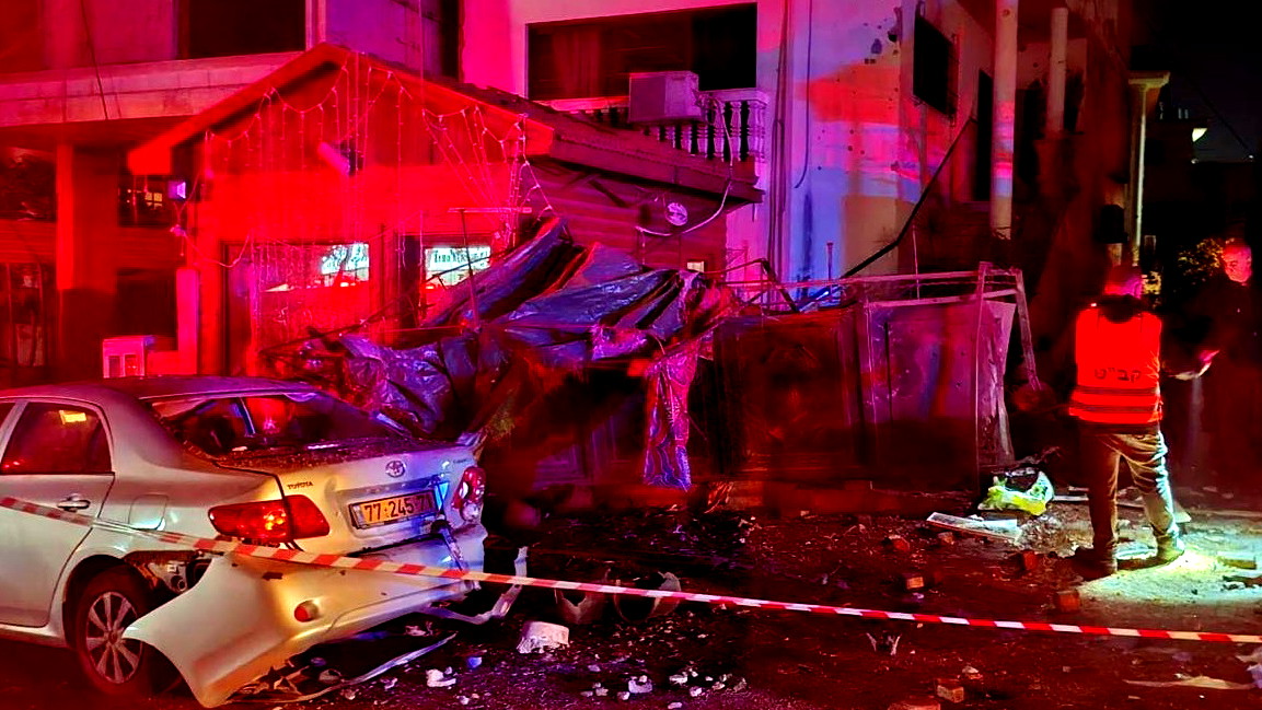 رمات غان: مقتل مسنّين إثر سقوط صاروخ مباشر واصابة اخرين في مواقع متخلفة بالمركز